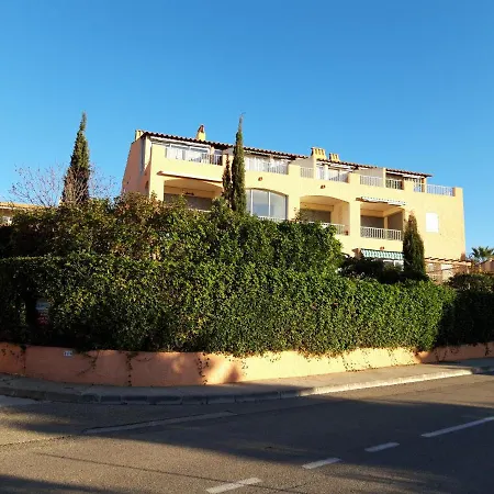 Cozy Garden Retreat: & Convenience Apartment Bandol