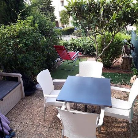 Apartamento T2, Jardin, Véranda Chambre, Climatisation, Parking Privatif, Proche à Pied Centre, Plage, Gare, Pour 3 Adultes Ou 2 Adultes Avec 2 Enfants Bandol